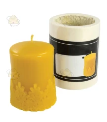 Bougie courte avec motif de dentelle, coulée