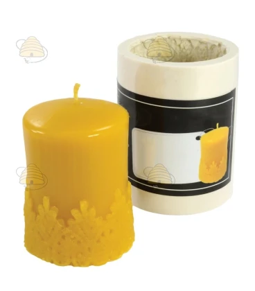 Bougie courte avec motif de dentelle, coulée